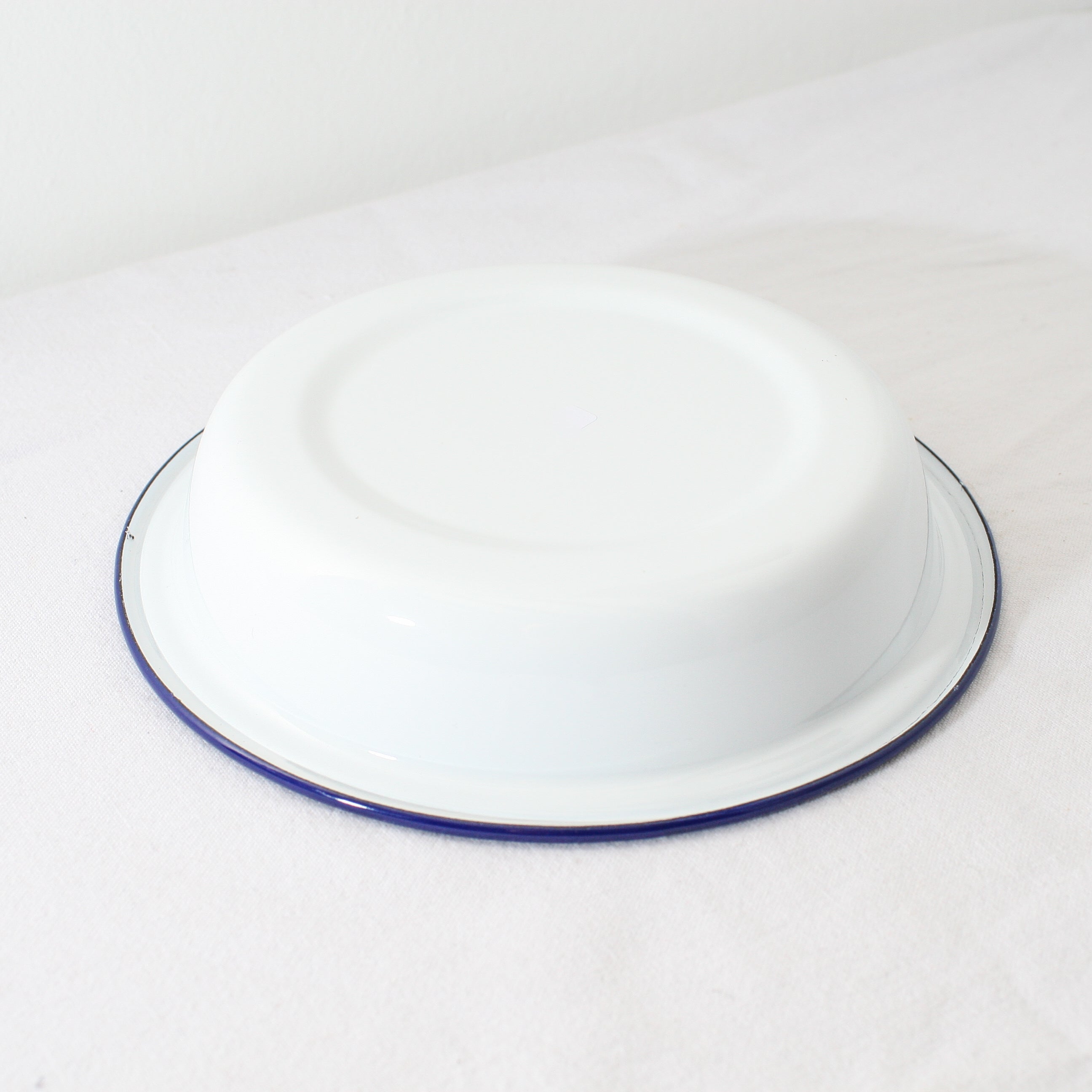 Round enamel pie outlet dish