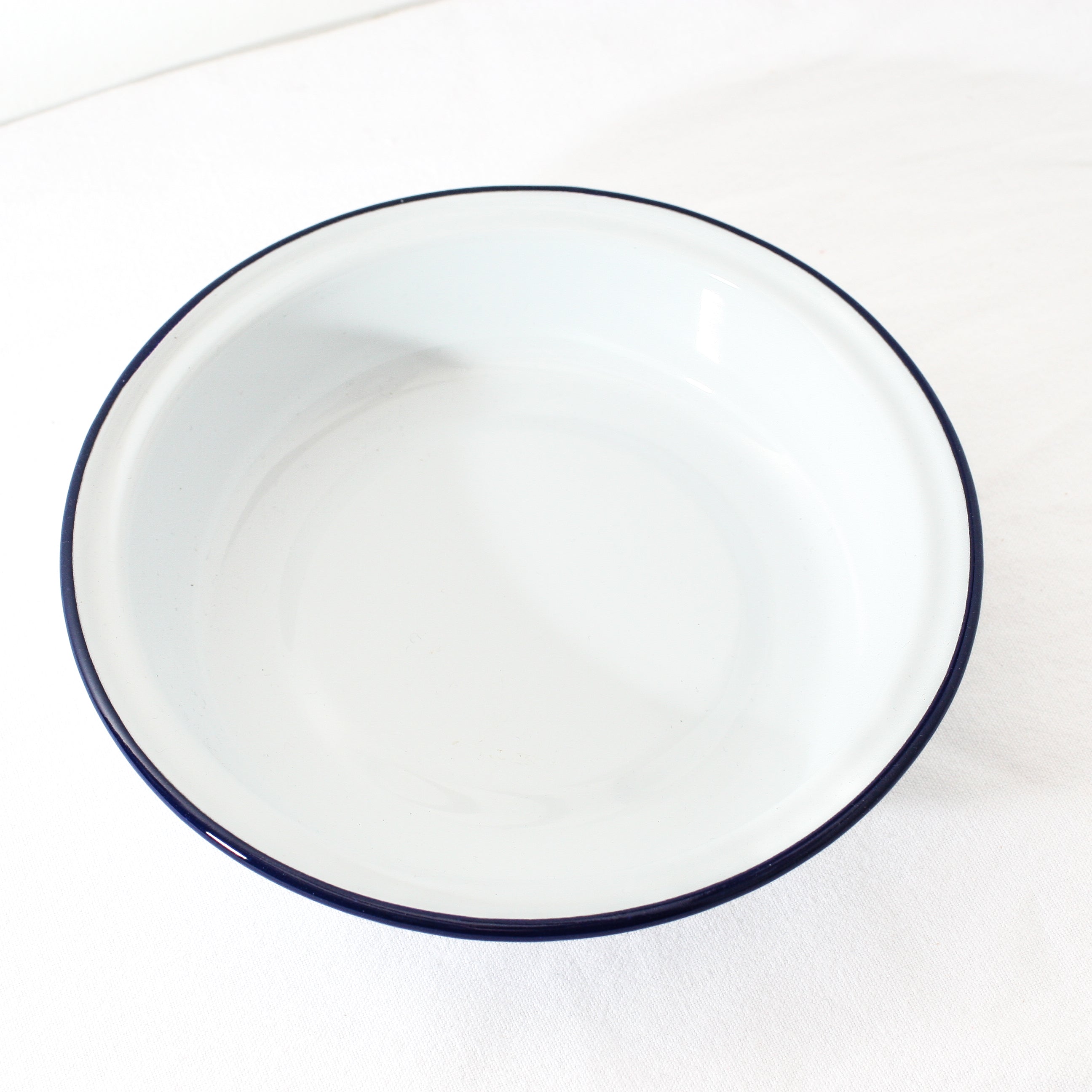 Round enamel pie top dish